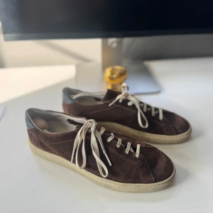 CQP sneakers - Bruna mocka CQP sneakers i storlek 42. Nypris ca 3800kr. Mitt pris 900kr. Bra skick. 