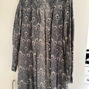 Mönstrad längre skjorta från Lollys Laundry - Mönstrad skjorta från Lollys Laundry.  Långa ärmar och knappar framtill. 