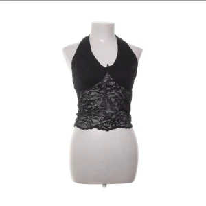 Svart spetsig topp - Säljer en svart halterneck topp i spets. Köpt på sellpy (de två första bilder är från sellpy) köpt för 450kr. 