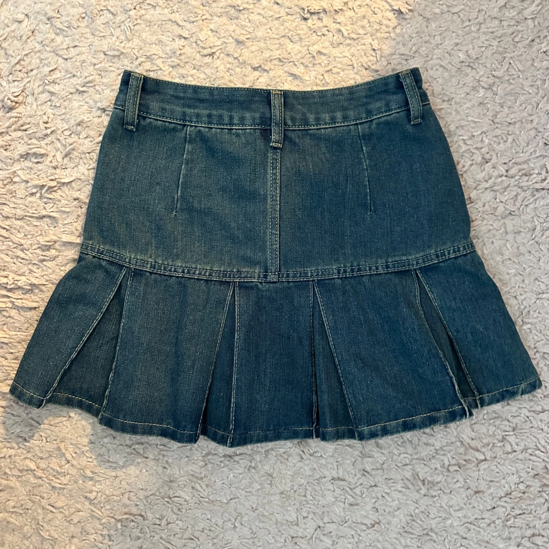 Mörkblå jeanskjol med plisserad nederdel - 1