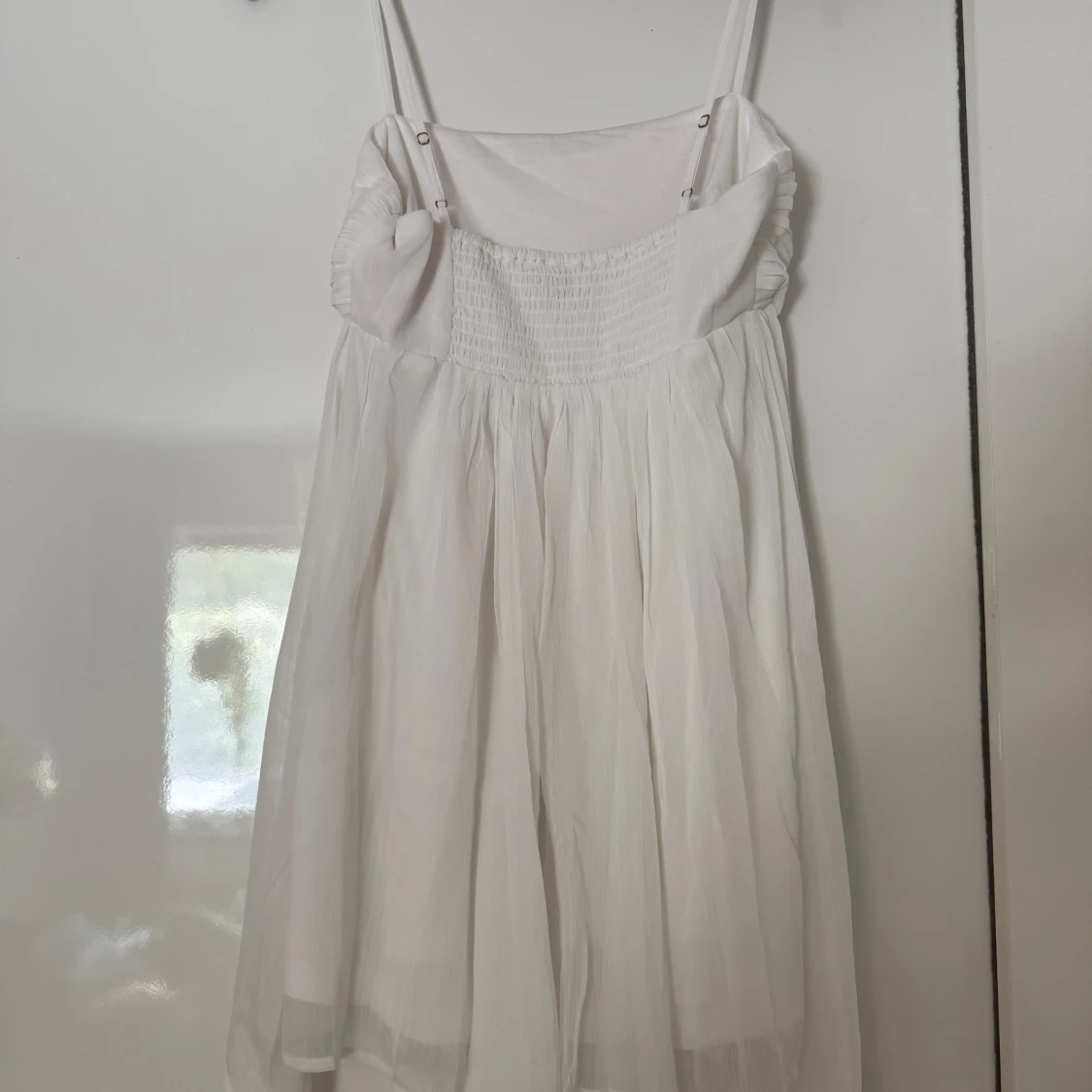 Vit axelbandsklänning med plisserad överdel - 1