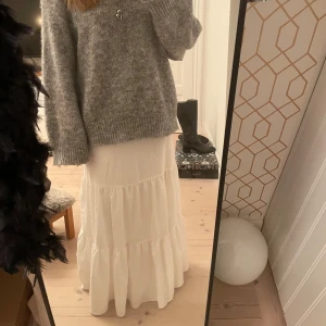 Vit långkjol - Säljer denna supersnygga långkjol som är för liten på mig. Ca 85 cm lång och stretchig i midjan💞bra skick
