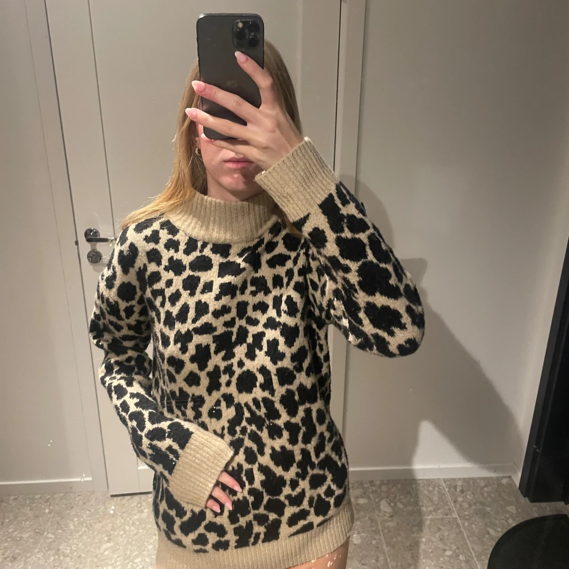 Leopardmönstrad stickad tröja