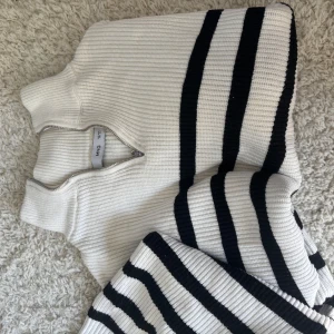 Vit och svart randig stickad tröja  - Från zalando