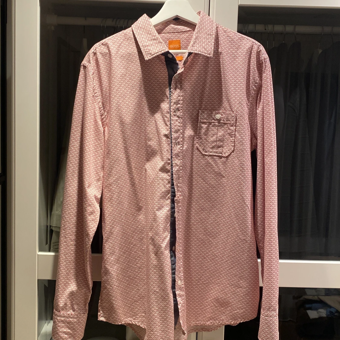 Rödvit mönstrad skjorta från BOSS