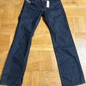 Mörkblå jeansbyxor från Diesel Larkee  - Säljer ett par mörkblå raka jeans från Diesel, helt nytt skick. Bara bra kvalitet. Storlek W 32 L 32. KOM MED PRISFÖRSLAG 