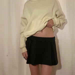 Svart tränings kjol med inbyggd shorts! - Svart kortkjol med inbyggda shorts. Kjolen har en enkel design med lätt utställd form och bred. Jag säljer den för att jag inte har använt den så mycket 💗