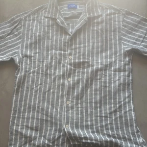 Skjorta  - Säljer nu min kort ärmade skjorta då den inte kommer till användning längre. Mycket bra skick använd få gånger. Pris går att diskutera vid snabb affär.