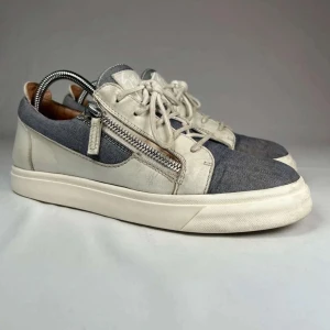 Grå och vita sneakers från Giuseppe Zanotti - Kör en intressekoll på dessa Giuseppe zanotti skorna, skorna är storlek 41 men passar 42, box tillkommer  KOM MED PRIS FÖRSLAG!