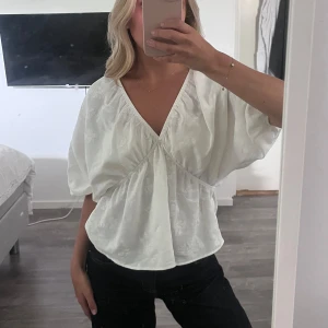 Blus - Säljer denna blusen från Zara! Den går att knyta om i ryggen beroende på hur man vill att den ska sitta! Den är använd fåtal gånger så den är i nyskick💕