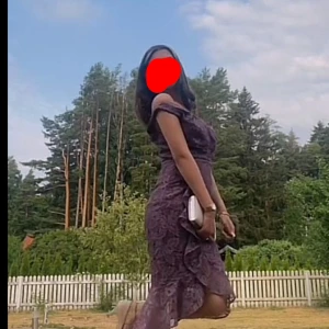 Mörklila spetsklänning med volang - Säljer en elegant mörklila klänning med offshoulder-skärning och v-ringning. Klänningen har spetsdetaljer och volang nertill, samt en figurnära passform. Perfekt för festliga tillfällen.