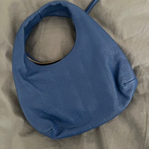 & other stories väska - Fin väska från & other stories. Använd fåtal gånger så fint skick. Sönder i innertyget, men inte som påverkas väskan, inget ramlar ur