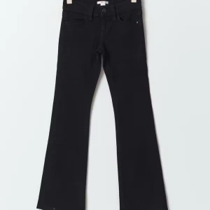 Svarta bootcut jeansbyxor - Jeans är ifrån young gina men är slutsålda på hemsidan. De är i storlek 164 jag skulle även säga att de passar xs. 