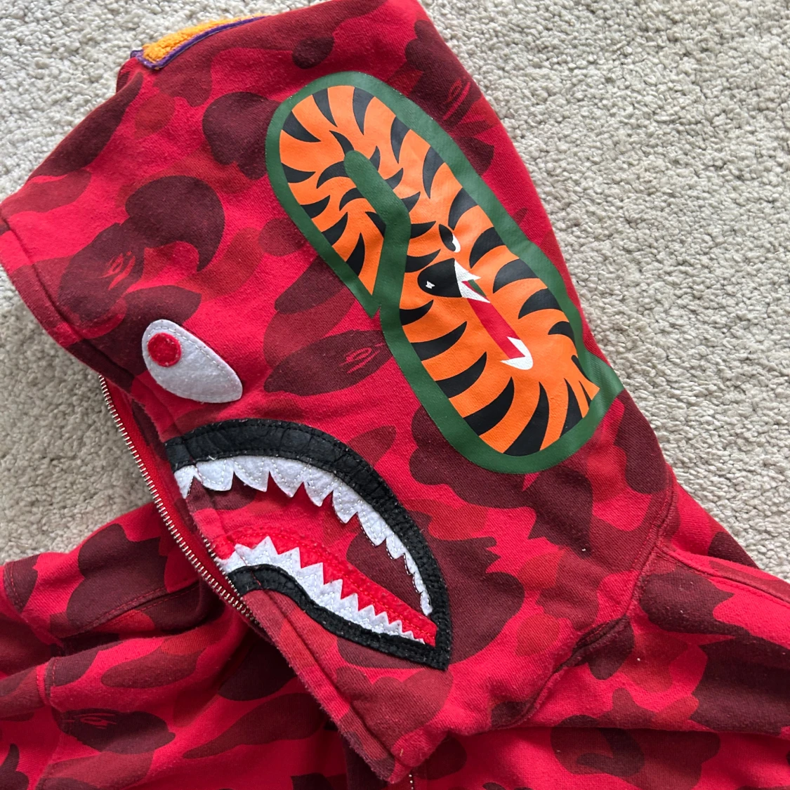 Röd camouflage zip hoodie från BAPE - 2