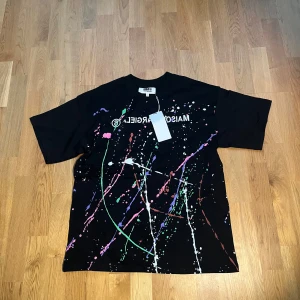 Maison margiela t shirt - En maison margiela t shirt i nyskick med kvitto och prislapp kvar, storlek s men passar m-l, hör av er vid frågor! Obs texten är bak och fram!
