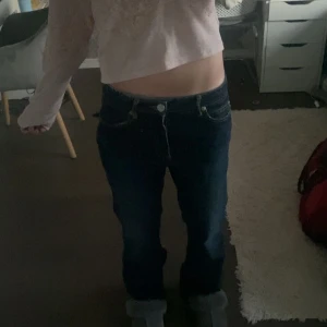 Mörkblå straight jeans från Floyd - Säljer ett par mörkblå lite urtvättade jeans. En straigth modell som kan båda vara hög och låg midja. Säljer pga för ingen användning