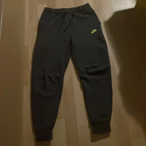 Grå/svart Nike tech byxor - Helt nya Grå/Svart Nike tech byxor, jätte sköna.