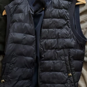 Ralph Lauren Väst - Säljer min Ralph Lauren väst, bara stått i garderoben och är oanvänd, Den är i STRL S