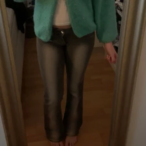 Bootcut jeans - Jättesnygga och populära lågmidjade bootcut jeans från cheap monday! Modellen booty bei i storlek 28/32. Nästan alla storlekar är alltid slutsålda på hemsidan. Använda få gånger så i väldigt bra skick, lite smutsiga längst ner men inget man märker och kan tvättas bort!