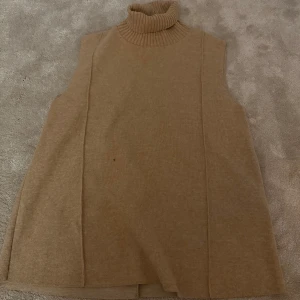Beige stickad väst med polokrage - Super snygg beige stickad tröja 