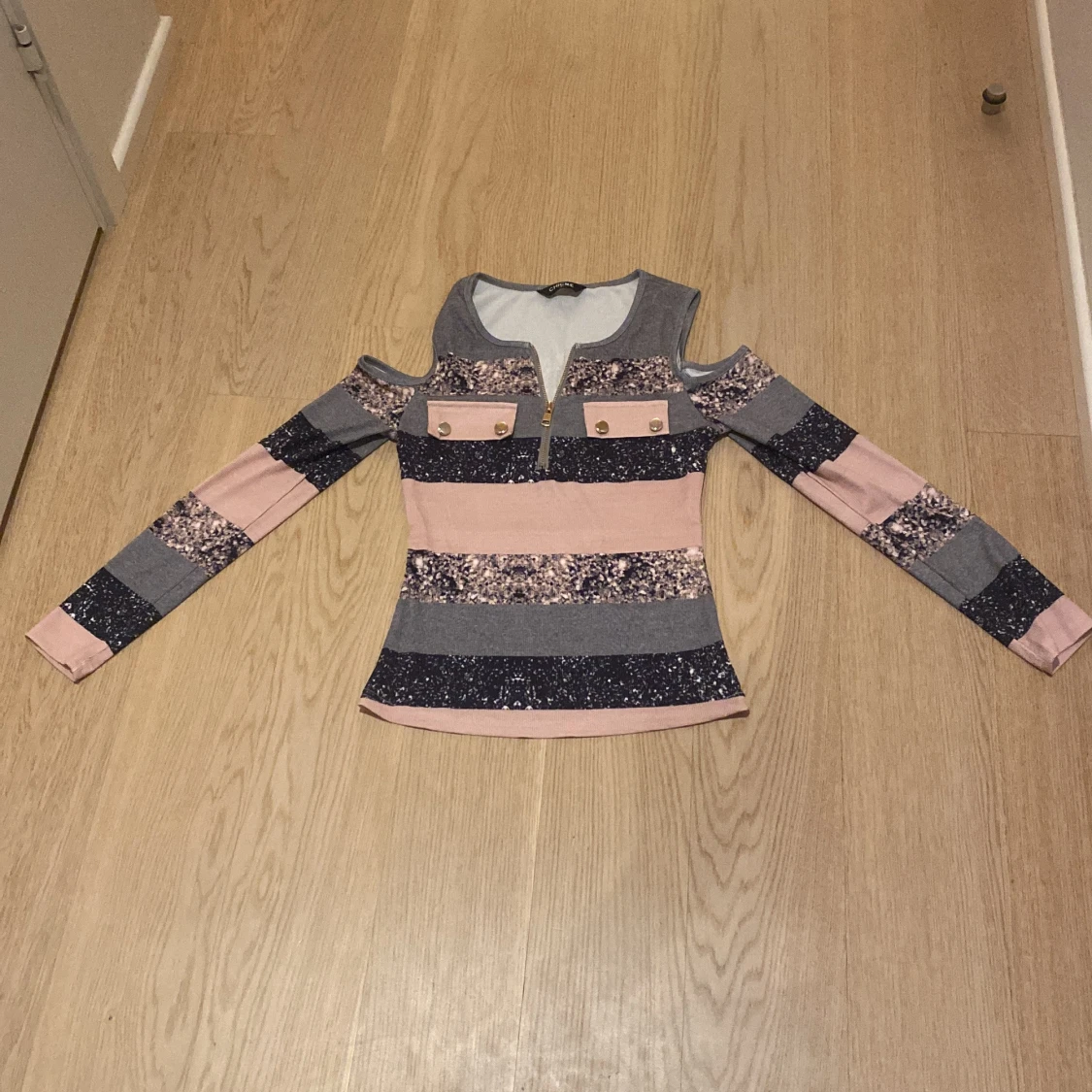 Randig långärmad topp med axelcutouts från ChicMe