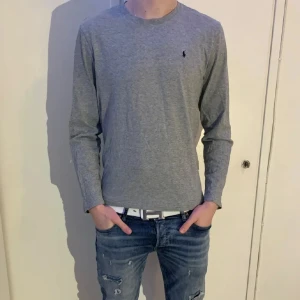 Grå tröja från Polo Ralph Lauren - Säljer en stilren grå tröja från Polo Ralph Lauren. Tröjan har en liten broderad logotyp på bröstet. Storlek M, mycket bra skick! Pris kan diskuteras 