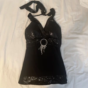 Glittrig festtopp halterneck - skriv vid frågor💕💕