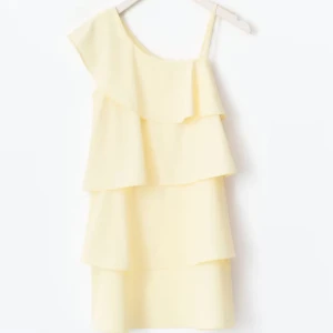 Gul one shoulder volangklänning - Säljer en superfin klänning med volanger från Gina Tricot Young! Aldrig använd med lappen kvar och den är helt slutsåld på hemsidan, strl 164 men är som xs 