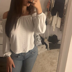 Vit offshoulder blus - Fin off shoulder blus, perfekt material för vår o även sommar. Fr nelly, slutsåld. Kontakta vid intresse💕
