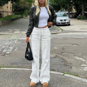 Alobha Label Everyday Linen Pants - Säljer mina Everyday Linen Pants från Alobha label. Superfina byxor som använts flitigt under förra sommaren, därav finns lite fläckar (se bilder). Men tyget i sig är inte ett dugg slitet och byxorna är i övrigt i mycket gott skick.