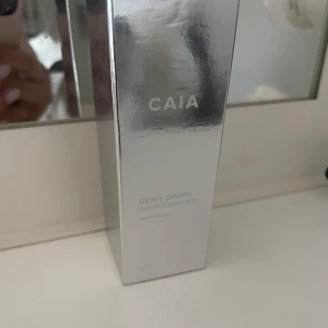 CAIA Dewy Drops Serum Foundation - Säljer en CAIA Dewy Drops Serum Foundation, den är helt ny och oöppnad, i färgen 10c. Säljer för jag råkade beställa fel färg och inte kunde skicka tillbaka den då jag öppnade kartongen för att se färgen