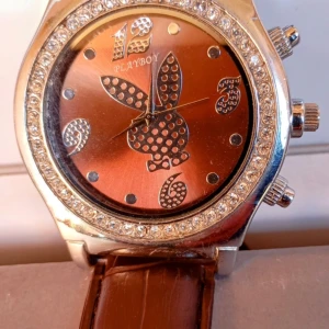 Playboy damklocka - Supersnygg Playboy  klocka i stål och utan defekter säljes. Den är i nyskick.