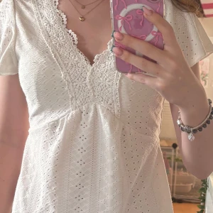 Vit klänning med spetsdetaljer - Supersöt vit blus som är perfekt till sommaren! ALLTID 10% RABATT NÄR DU KÖPER 2 PLAGG ELLER FLER💗🫶!!!