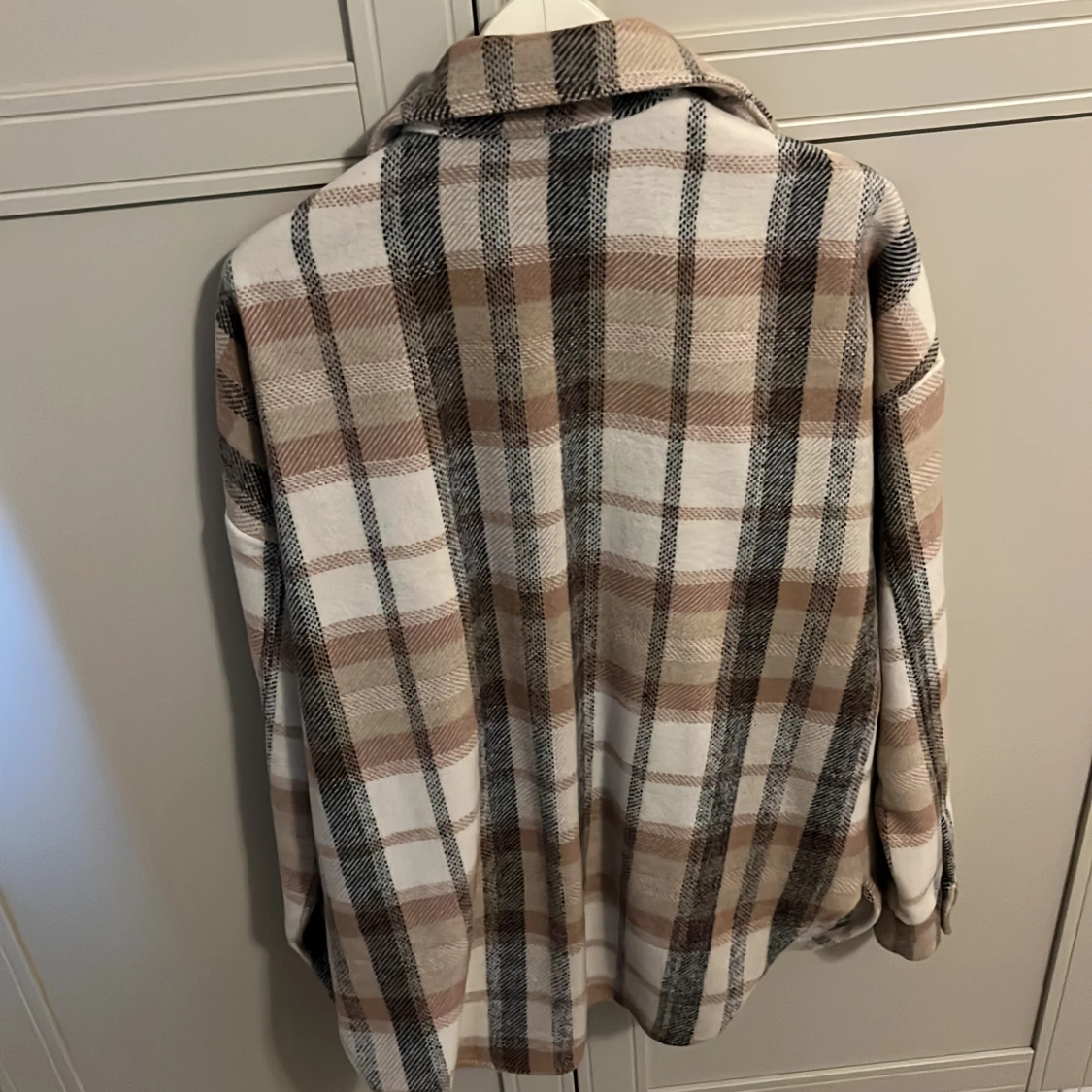 Rutig overshirt i beige och bruna toner från Lindex  - 1