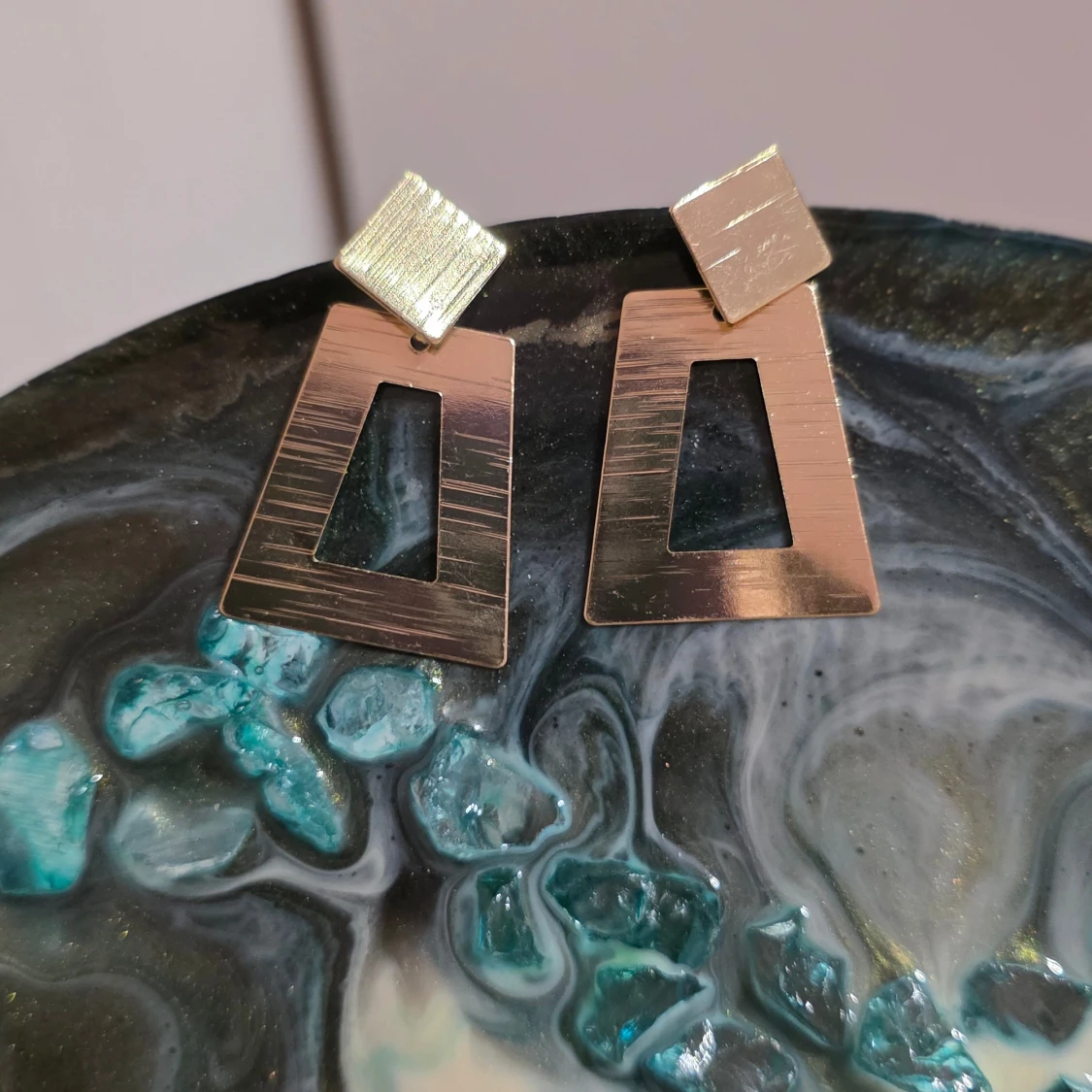 Geometriska örhängen i guld - 4