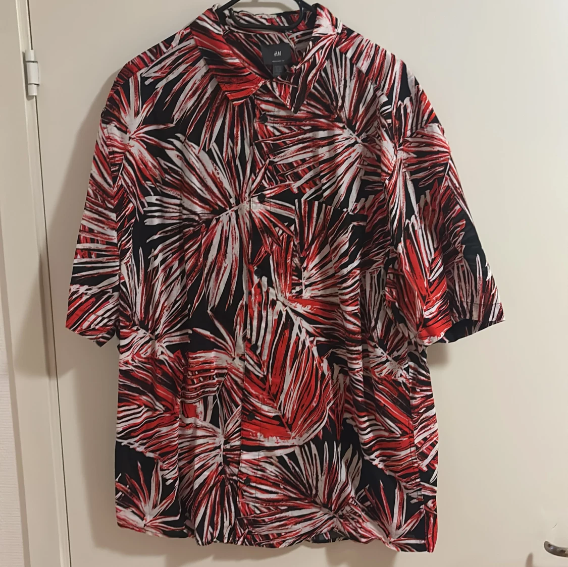 Röd och svart mönstrad skjorta från H&M