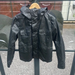 Svart jacka med huva och glasögondetalj från C.P. Company - Denna cp company jacka är ganska ny använd 1 gång ny pris 7000 nytt skick pris kan diskuteras