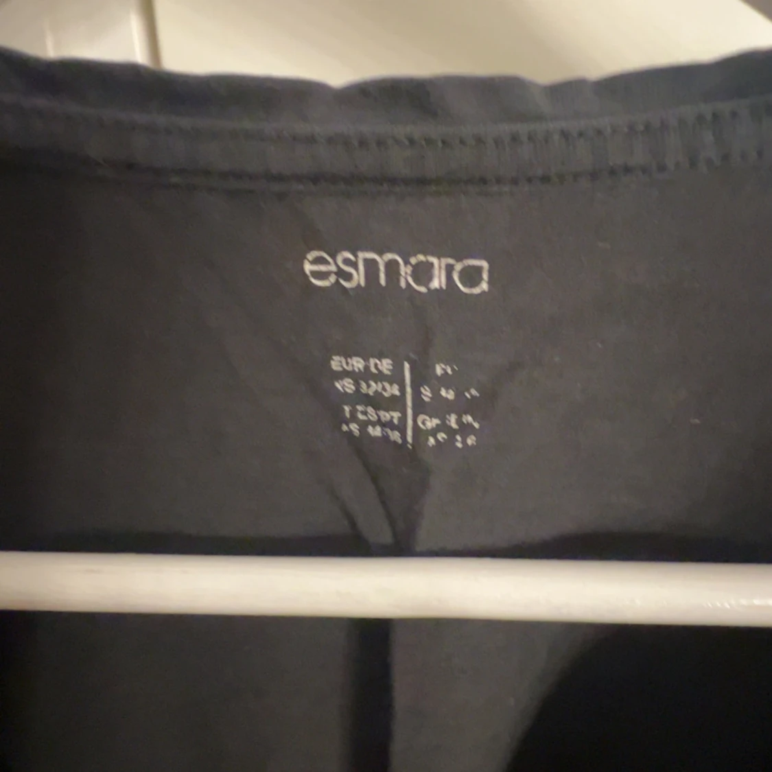 Svart t-shirt med blommigt tryck från Esmara - 2