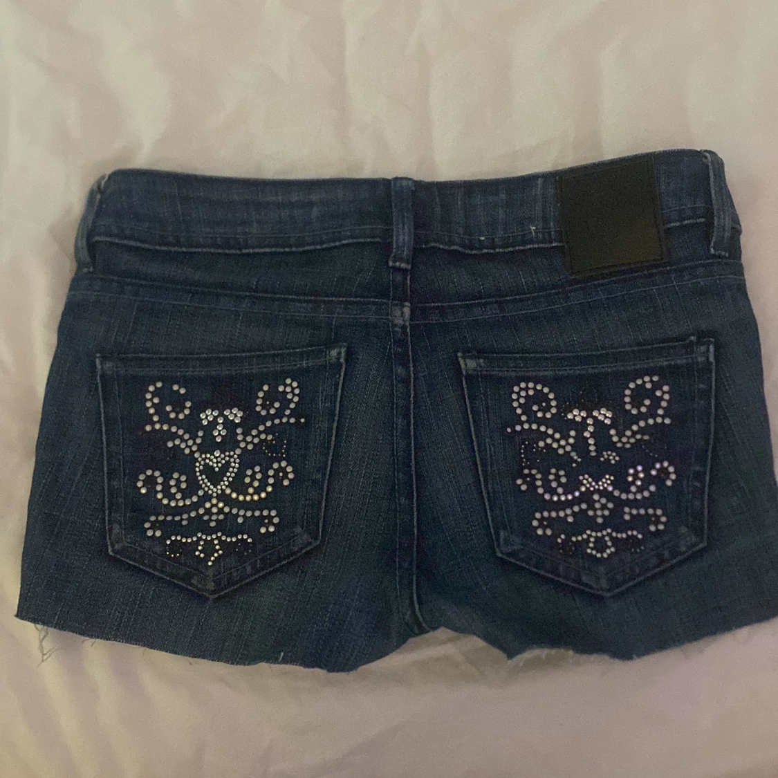 Mörkblå jeansshorts med diamanter
