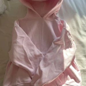 Ljusrosa hoodie  - Säljer en ljusrosa hoodie från 157 i storlek S. Tröjan har huva, magficka och ribbade muddar vid ärmslut och nederkant. Perfekt för en avslappnad och bekväm stil. Jätte skönt material inunti och knappt använd 