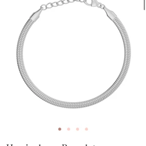 Silver armband från Edblad  - Säljer ett stilrent silverfärgat armband från Edblad med klassisk kedjedesign och justerbar längd. Aldrig använt nypris 350 🩷