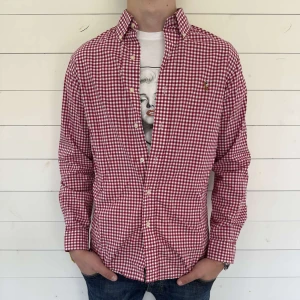 Rödvit rutig skjorta från Ralph Lauren S/M - Säljer nu denna otroligt snygga slim fit skjorta från Ralph lauren,  storleken är S men sitter mer som M, säljer den för endast 449, skriv vid frågor eller funderingar! 