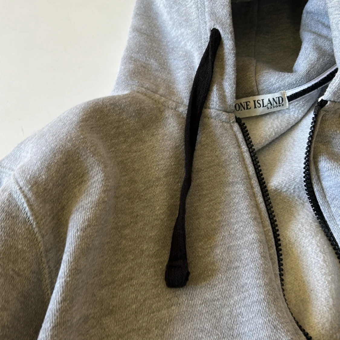 Grå hoodie med dragkedja från Stone Island - 4