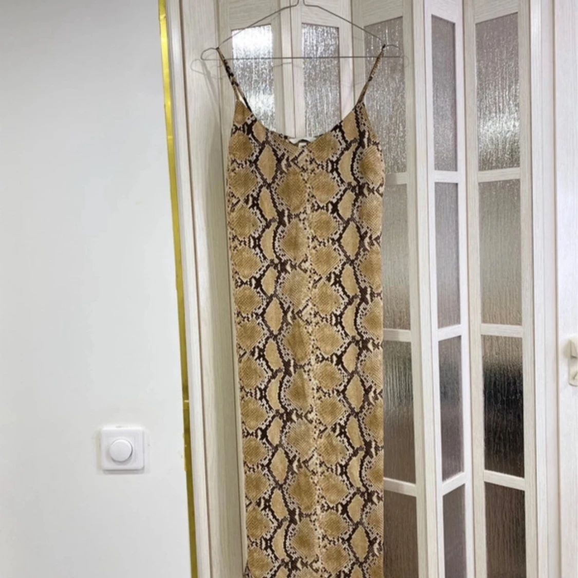 Beige långklänning med ormmönster från H&M