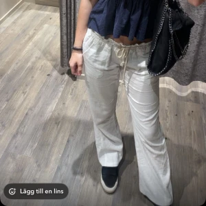 Vita linnebyxor i storlek M men passar som strl S - Säljer ett par vita linnebyxor med resår och dragsko i midjan. Byxorna har raka ben, sidfickor och är tillverkade i ett lätt och luftigt linnematerial. Perfekta för varma dagar och enkel att matcha med olika toppar.