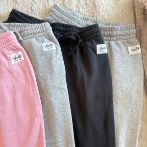 Andy mjukisbyxor #4 - Säljer dessa för 150kr. Jätte sköna unisex byxor som är väldigt bekväma. Orginal priset ligger på 150 styck så 4 för 1 kan man säga☺️. 1 grå är XS och resterande 3 är S. 