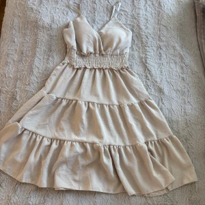 klänning PRIS KAN DISKUTERAS  - Jätte söt beige klänning köpt nyligen på en marknad på Teneriffa🌴 köpt för 40€ & säljs för 300kr. Älskar verkligen den men behöver rensa garderoben. Sitter väldigt fin, är stretchig och bekväm. Aldrig använd 