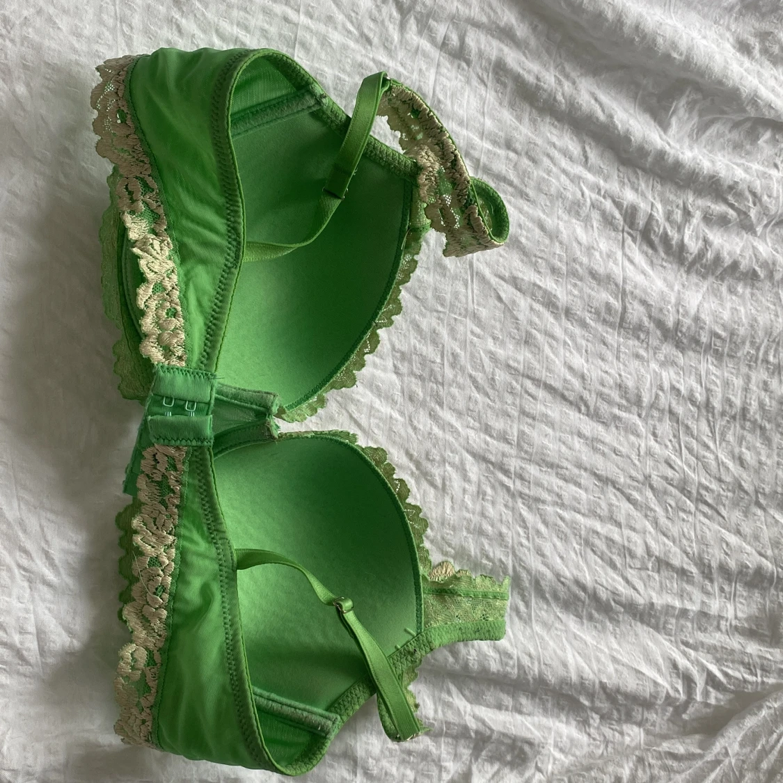 Grön spets-bh med broderade detaljer - 2