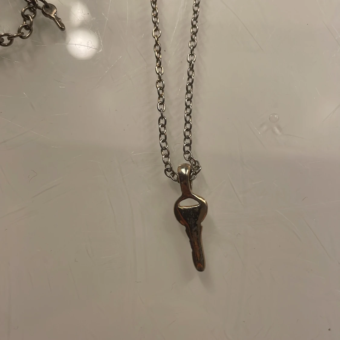 Silverfärgat smyckeset med nyckelberlocker - 2