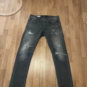 Grå Replay jeans med slitningar - Säljer ett par riktigt feta replay jeans med slitningar o modellen grover storlek 32/32 nästan helt nya bara använda 1-2 gånger finns de fler frågor är det bara att skriva 🤗
